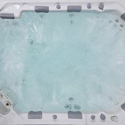 Refurbished Large, beautiful & powerful 8-person 2014 Cal Spas/ Hot Tub/Jacuzzi for Sale


