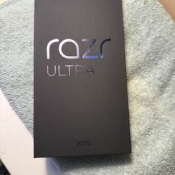 Brand New Unlocked Motorola Razr Ultra 2025 Pantone Cabaret (Green) 512gb.