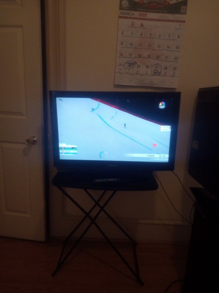Samsung 32 Inch Flat Screen TV/W Original Remote