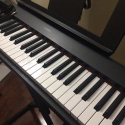 Yamaha Keyboard with Adjustable Stand 