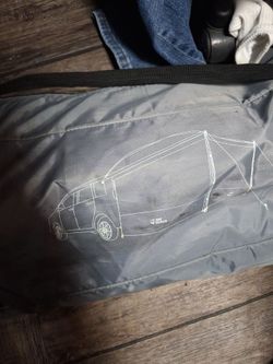 I shade that hooks the back of your car or suv