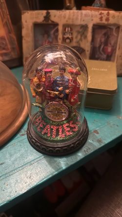 Beatles St Peppers music box with glass cover