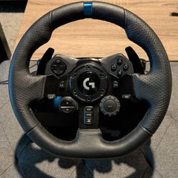 Logitech G923 Racing Wheel and Pedals PS4/PS5/PC