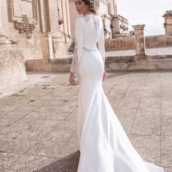 Milk color wedding gown European style size 2  -4 by Rima Law