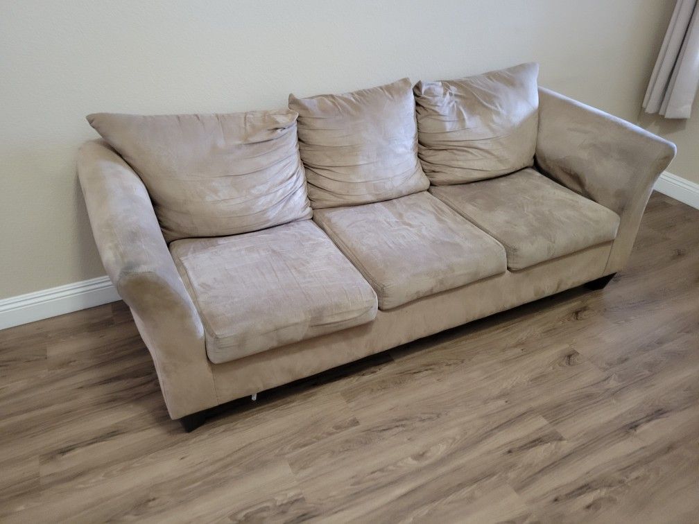 Free Couch Ready For Pickup for Sale in Las Vegas, NV OfferUp