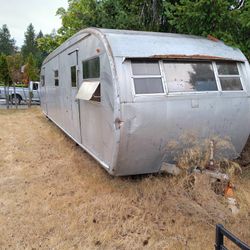 1952 Royal Spartanette 33'