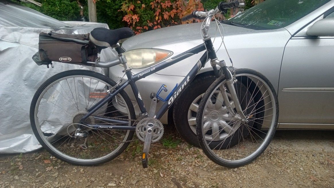 Giant Cypress XL Hybrid Bike Ready To Ride Good Used Condition Needs Very Minor TLC Priced To Sell