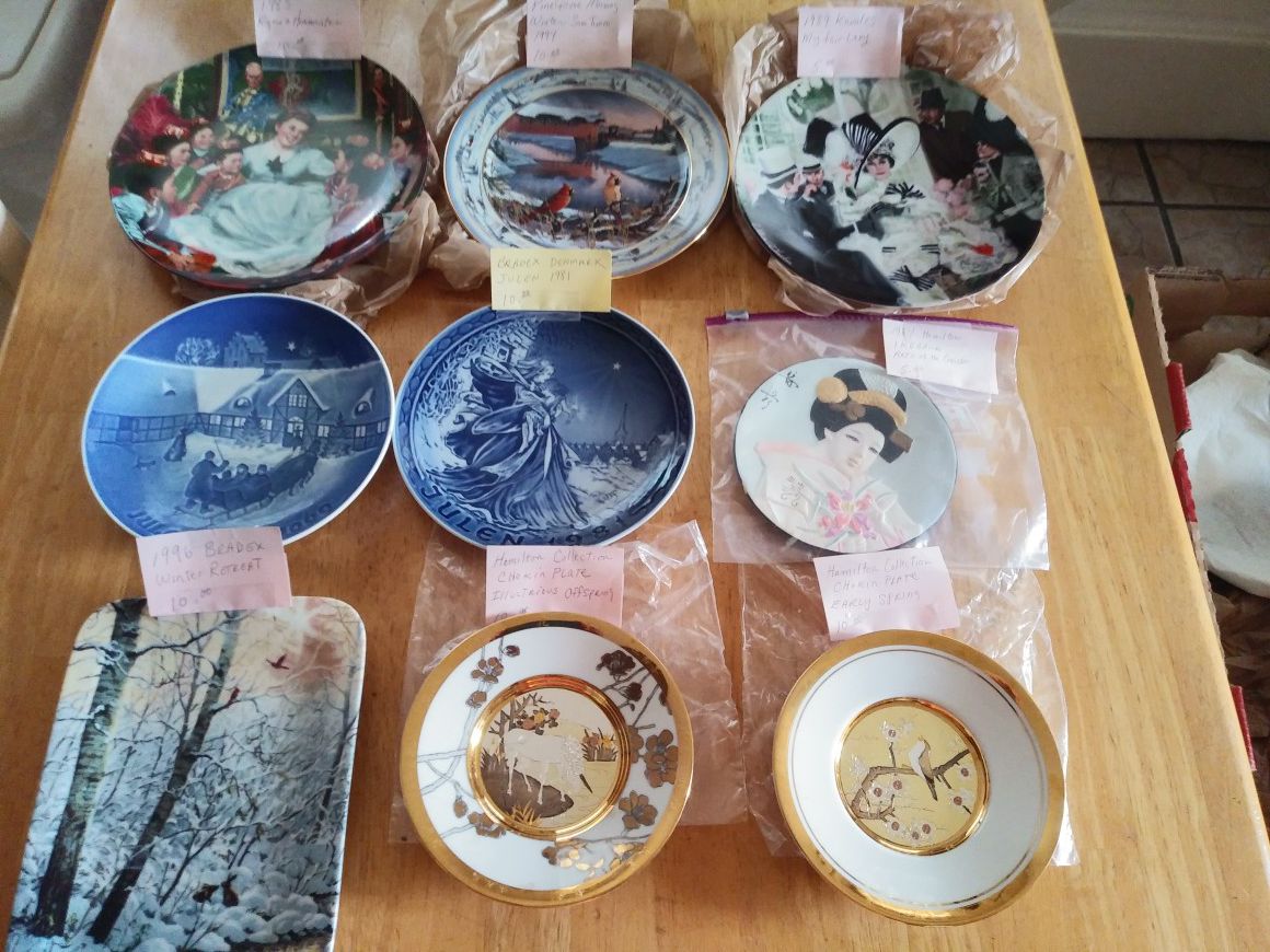27 vintage decorative plates..