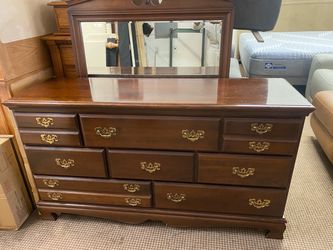 OAK STAINED DRESSER WITH 8 DRAWERS W/MIRROR