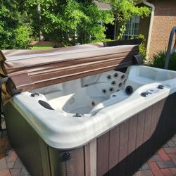 Spa CalSpas Only 2 Years Old