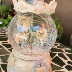 VINTAGE 1991 SNOWGLOBE MUSIC BOX