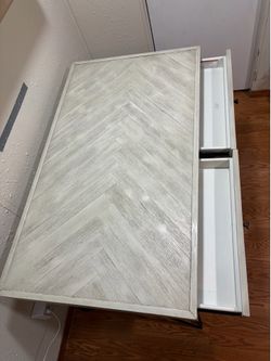 Escritorio   Y silla  no inclulle  accesorios