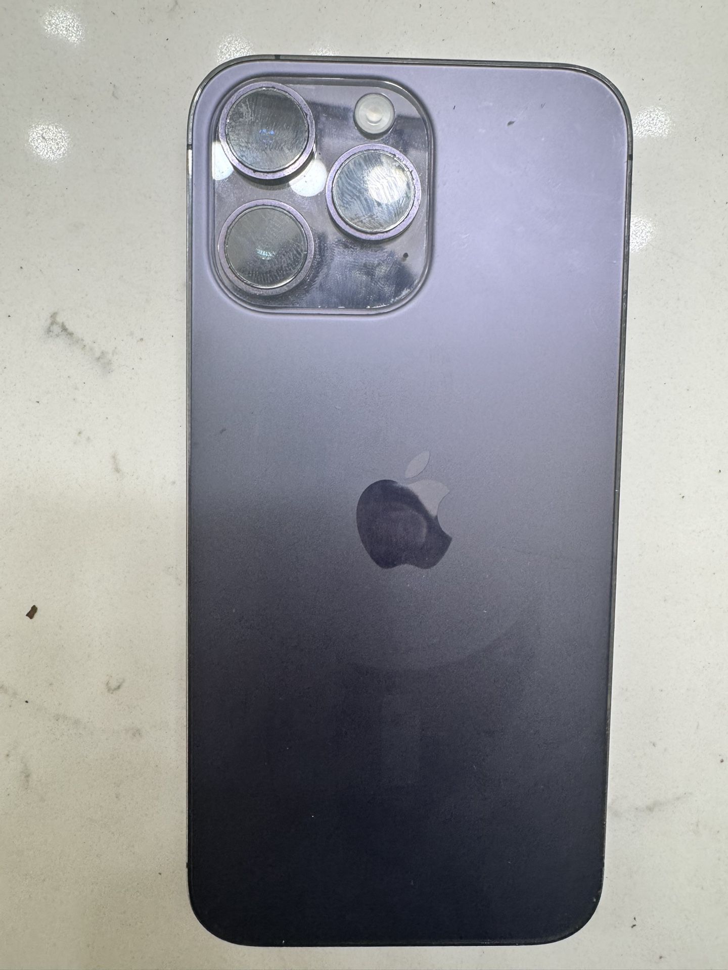 Works perfectly, fully unlocked, just light surface scratches. 256 GB storage | Face ID ✅ | Battery Health ✅ | No cracks or performance issues.