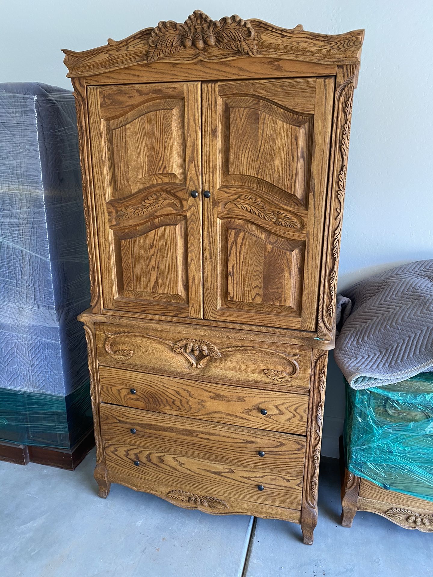 OAKWOOD INTERIORS VERSAILLES COLLECTION Bed room set for Sale in