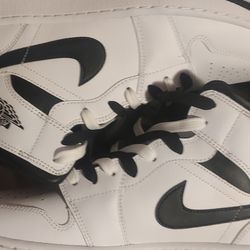 Jordan 1 Mid Reverse Pandas 