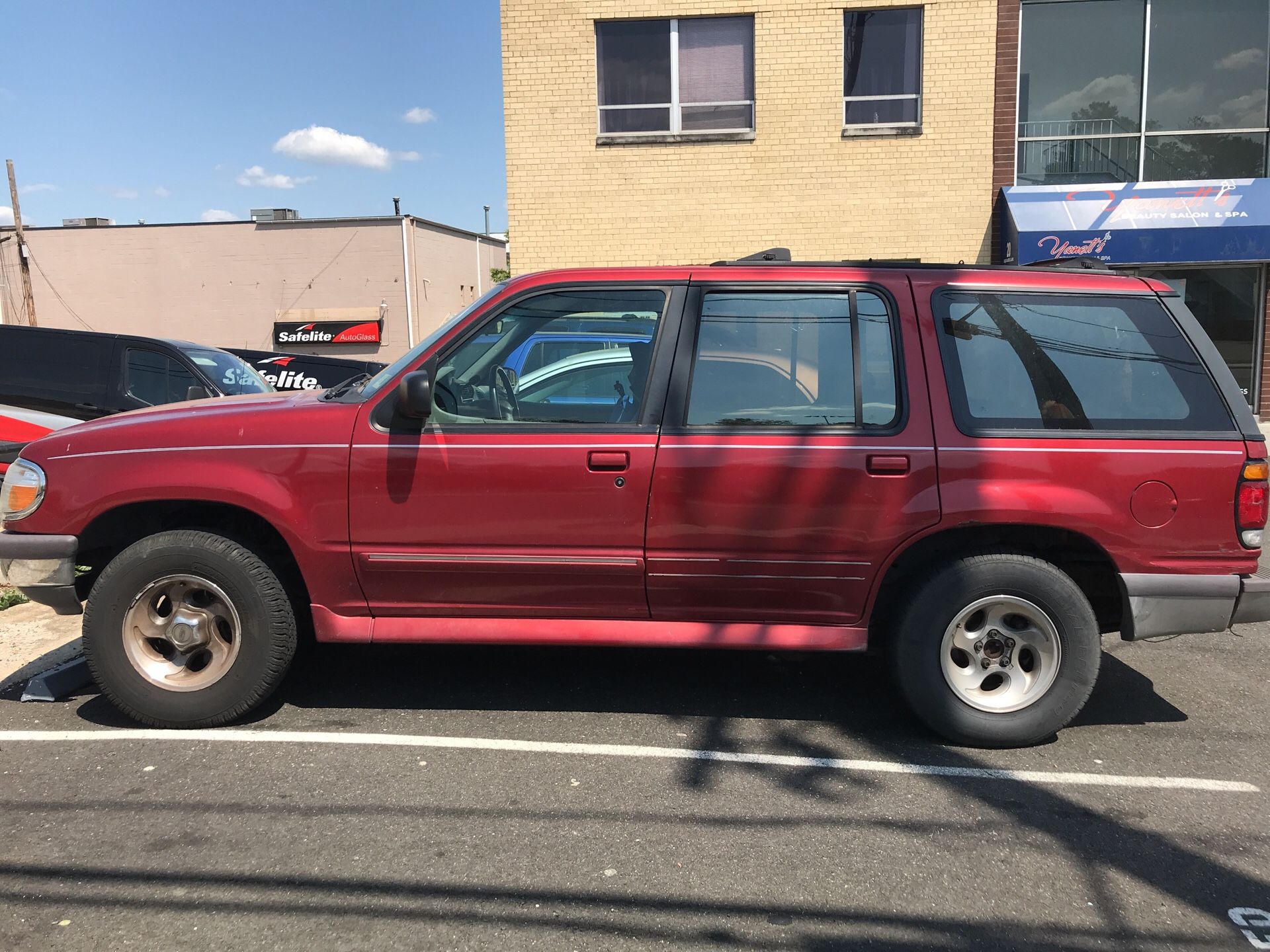 se vende ford explore. año 1996. millas 70.... todo en perfectas condici1s $800 negociable. para mas informacion llamar preguntar por vi