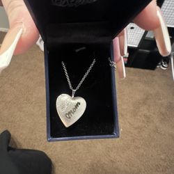 MOM LOCKET