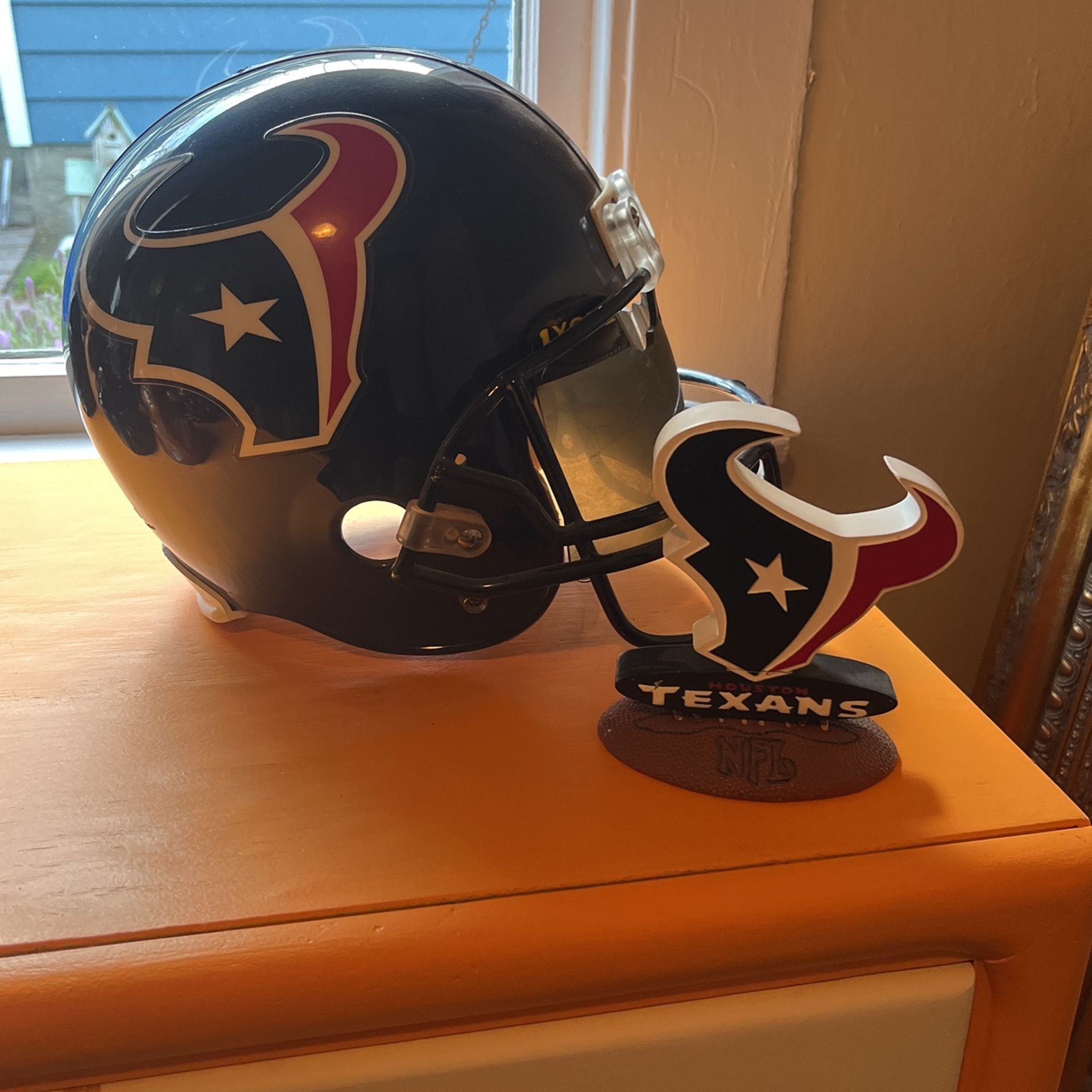 Full Size Replica Helmet & Logo Statue