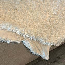 Beautiful white Thrown Blanket - Great For Any Sofa, Bed Or Chair - Like New!