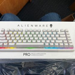 Alienware Pro Wireless Gaming Keyboard - Bluetooth 5.1/2.4 GHz Radio Frequency Connectivity, Linear Mechanical, Hot-swappable switches, Tri Mode conne