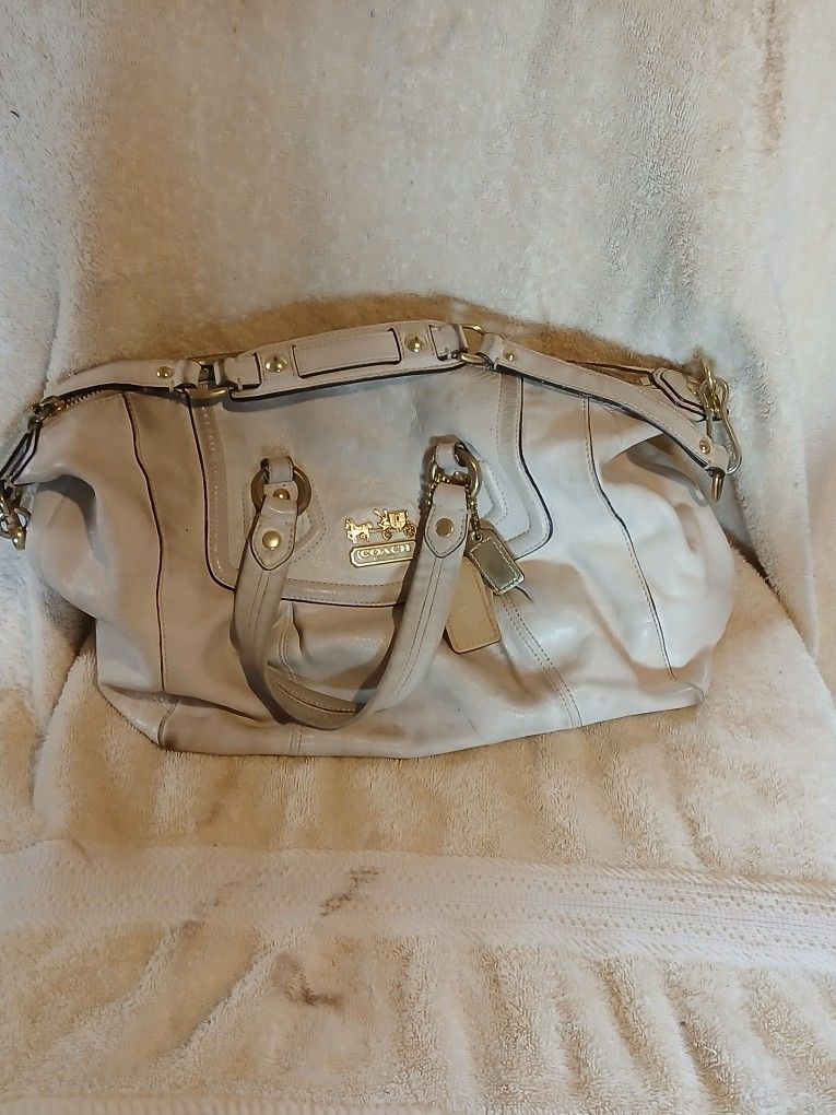 VINTAGE COACH PURSE NEEDS TO BE CLEANED