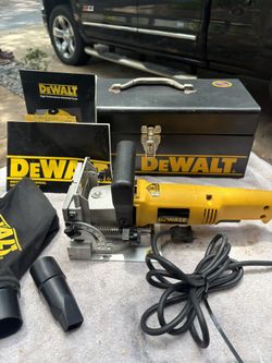 Clean DEWALT Plate/Biscuit Joiner Complete Kit-DW682-Metal Case, 2 Bags of Biscuits, Dust Bag