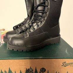 Danner Boots! Womens Size 8 1/2! 