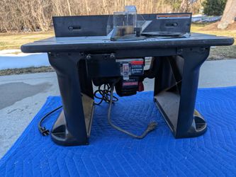 Router table with router