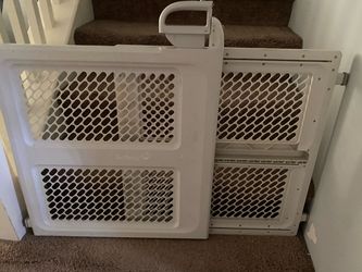 Adjustable baby gates