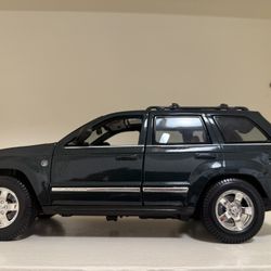 Maisto 2005 Jeep Grand Cherokee Die-Cast Car 1/18
