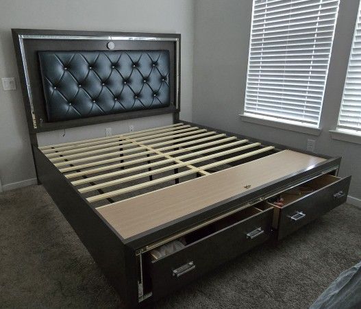 Cama King , 2 Mesas Noche , 4 Asientos Isla Comedor , Sofá Salón , 1 Cajoneras Con espejo