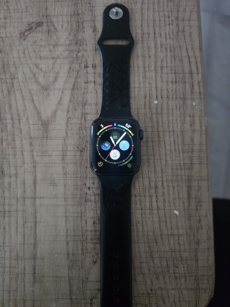 Apple Watch 5 (Read Description)