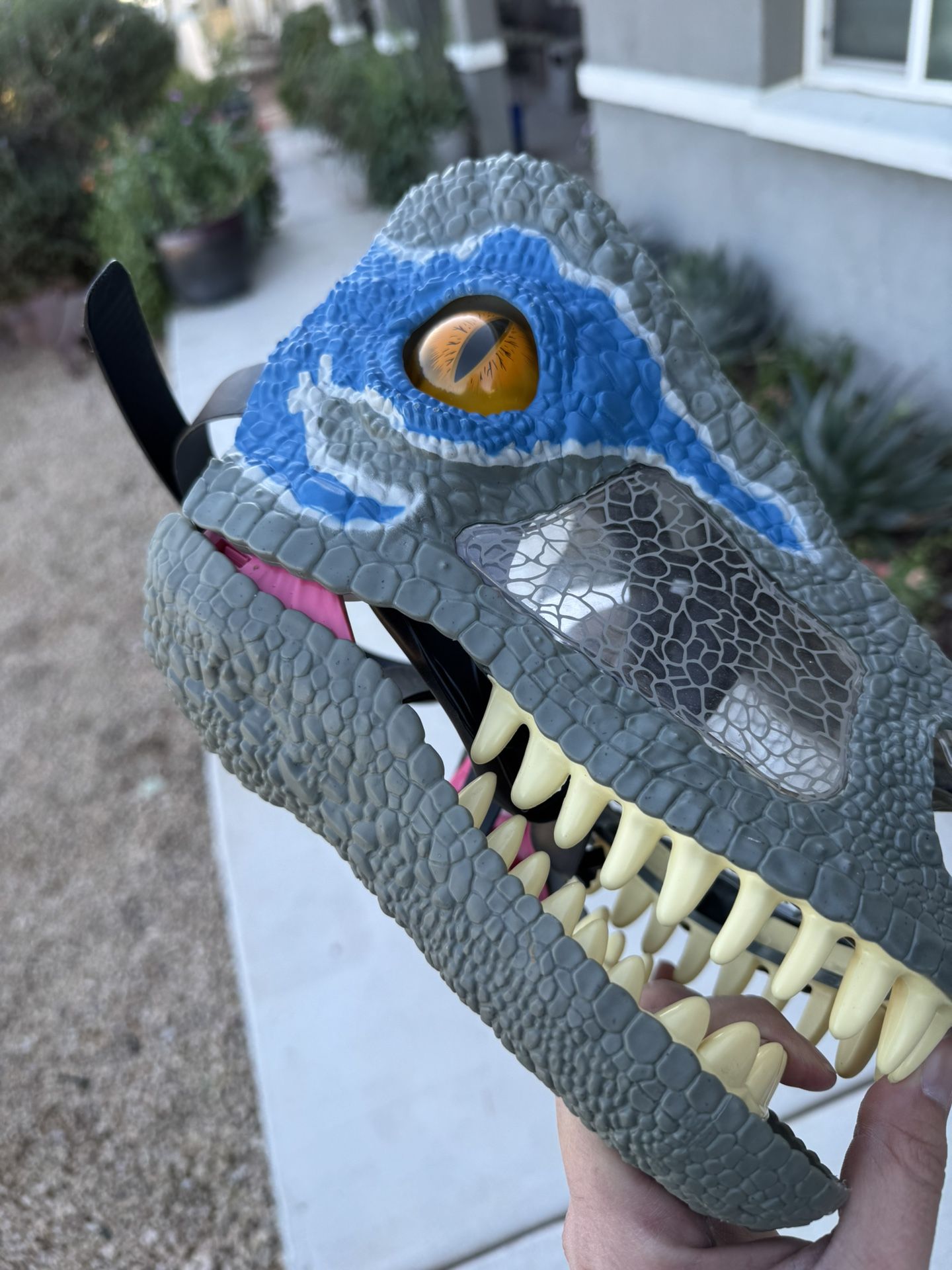 Jurassic World Chomp 'n Roar Mask Velociraptor "Blue" Electronic Dress Up
