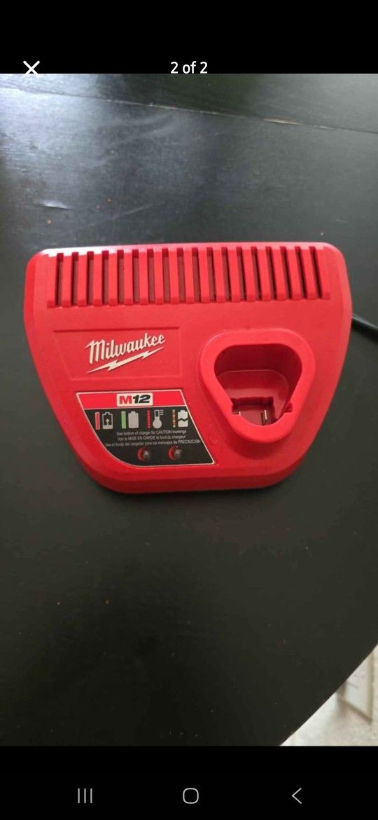 Milwaukee 12 V Charger