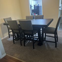 Dining Room Table/Chairs