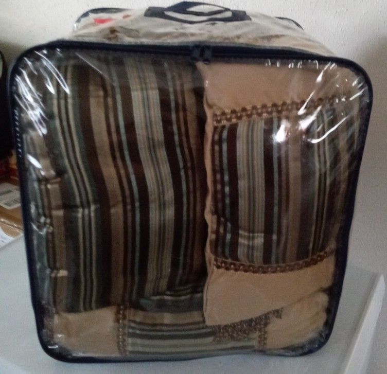Comforter Size Queen RN # 89134 Made For PEM AMERICA INC (7 PIECE S).