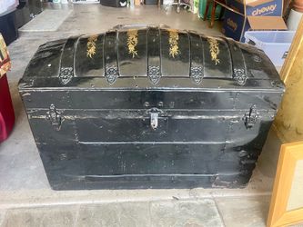 ** Humpback Steamer Trunk **