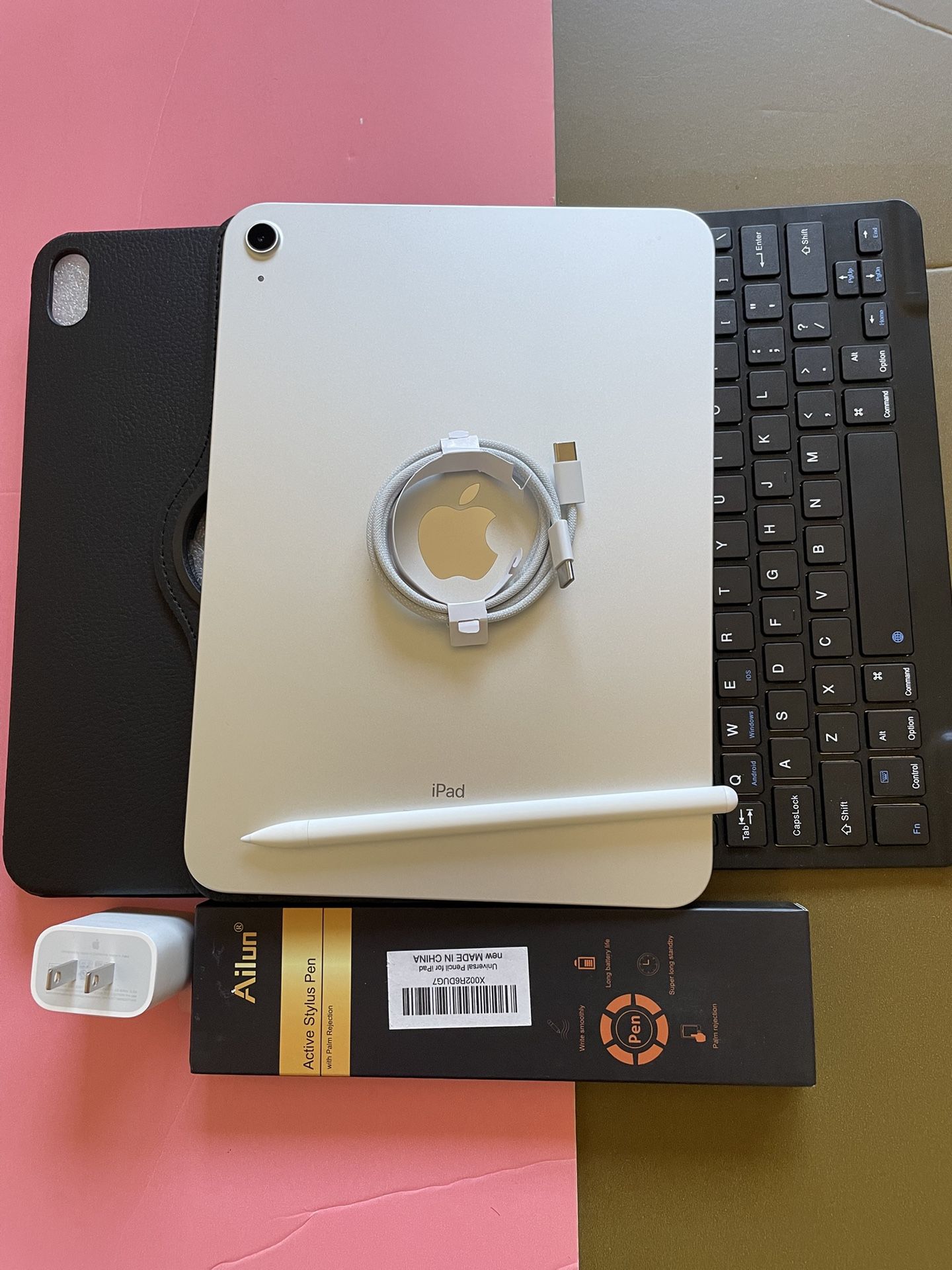 256gb Apple IPad 10th Generation (10.9” Liquid / 2022 model) with pen, keyboard, case & Accessories (warranty 2026)