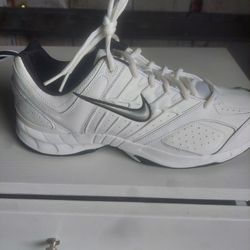 Nike Men 10 Half.