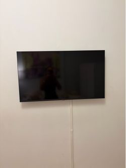 INSIGNIA SMART TV 2025 40” REMOTE AND WALL MOUNT INCLUDED PERFECT CONDITION