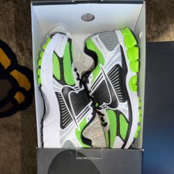 Nike Size 6.5 Men Brand New 