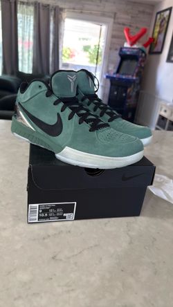 Brand new 🆕 never work or touched Kobe IV proto girl dad sneakers