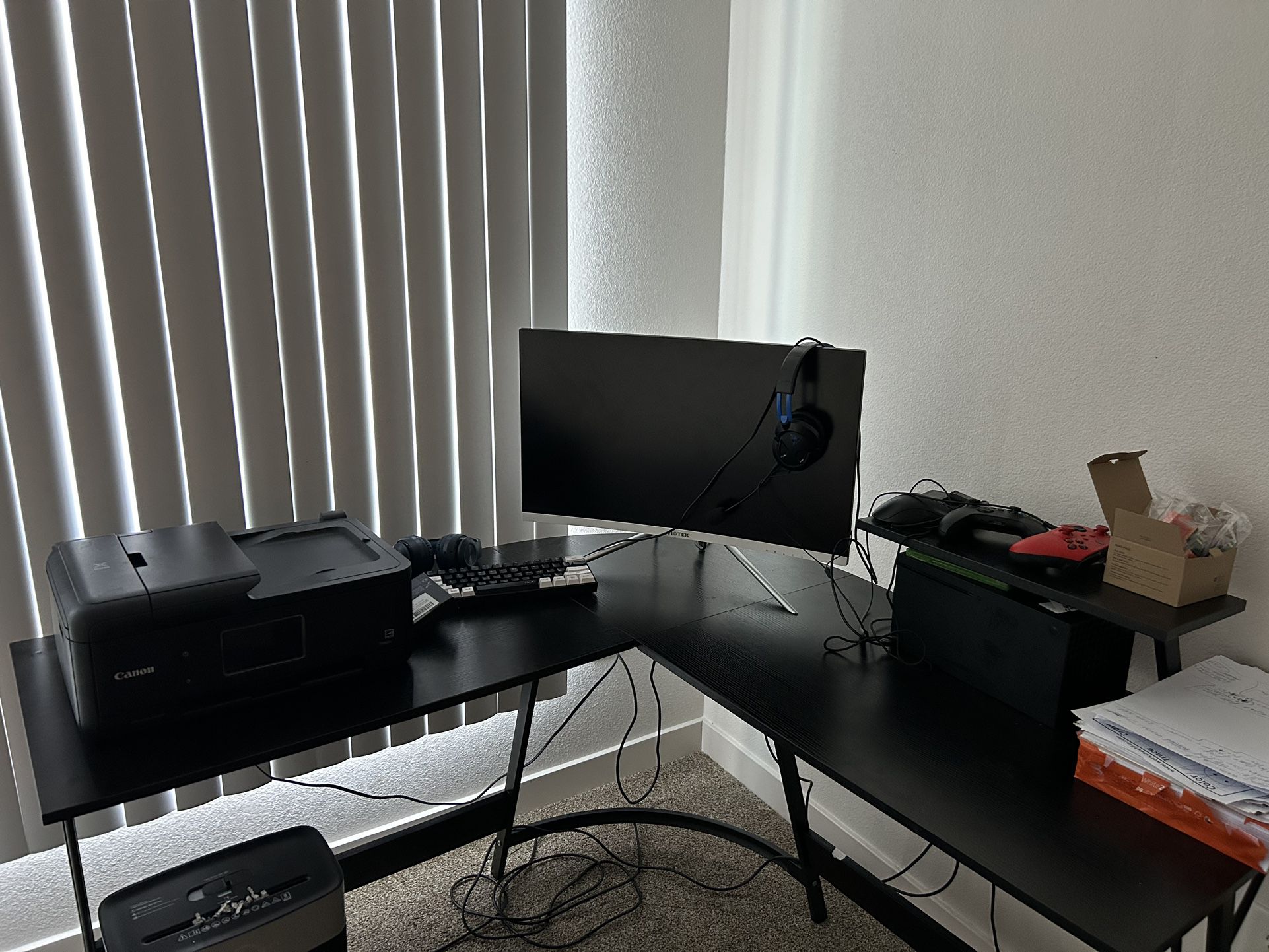 Gaming Monitor And Table 