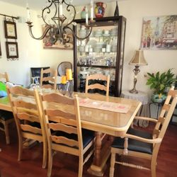 Dining Room Table With 6 Chairs. 