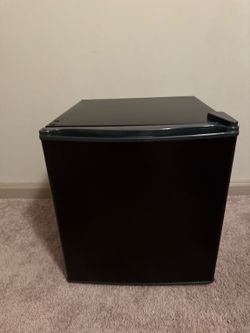 Mini Refrigerator KS48R – Like New ❄️