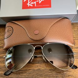 Ray Ban Aviators 58mm. Silver Frame w/ Light Grey Gradient Lenses. Brand New & Authentic 