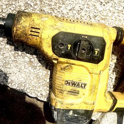 Dewalt D25481 1 9/16" 10.5 Amp Corded Demolition Hammer Drill. Works(As Is)
