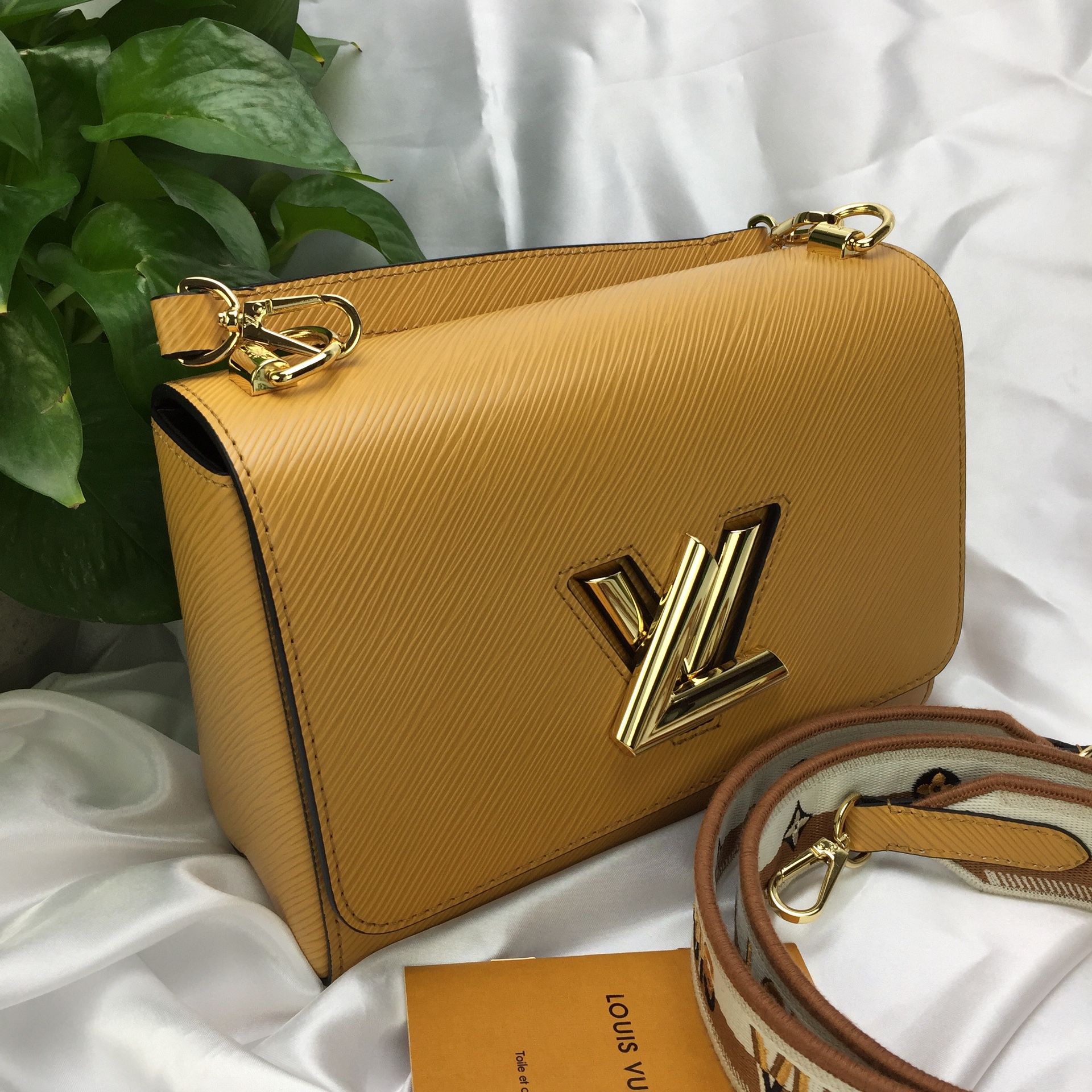 Louis Vuitton Twist MM Monogram Blossoms Honey Gold Women's Handbag for  Sale in De Motte, IN - OfferUp