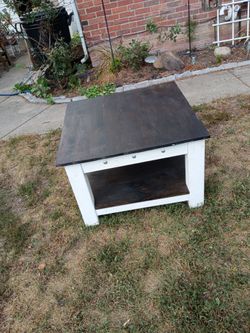 Coffee table/32x32x21 inches