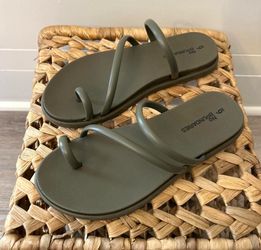 Woman’s sandals size 6